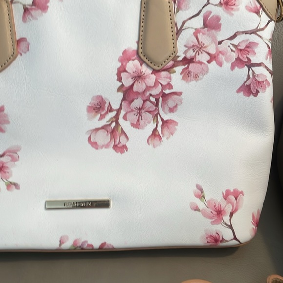 Brahim Carnation Duxberry with strap and original bag. Medium size at 10x5x14”. - Picture 5 of 7